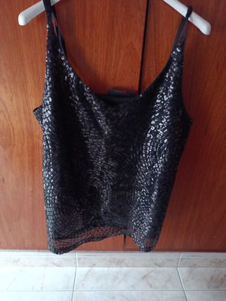 Camiseta lentejuelas negra.