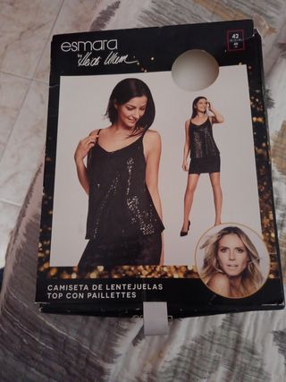 Camiseta lentejuelas negra.