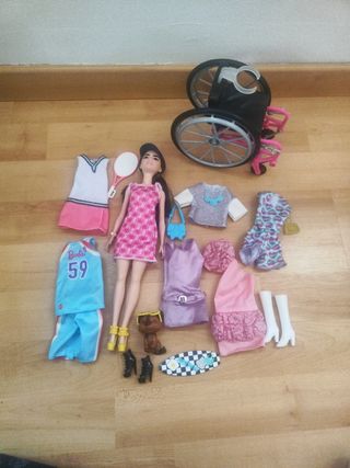 Barbie con Ropa y Accesorios