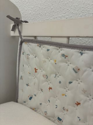 Minicuna blanca con ruedas