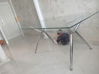 Mesa de cristal y metal
