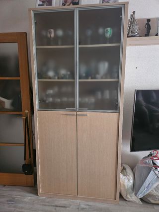 Mueble vitrina salón madera y cristal
