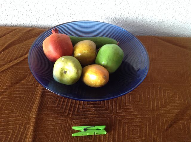 Fruttiera blu con vari tipi di frutta