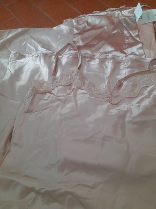 Conjunto satén camisón y batín color champán.