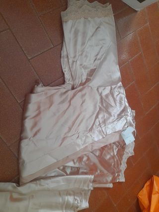 Conjunto satén camisón y batín color champán.