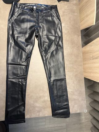 Pantalón efecto cuero perforado con cremallera