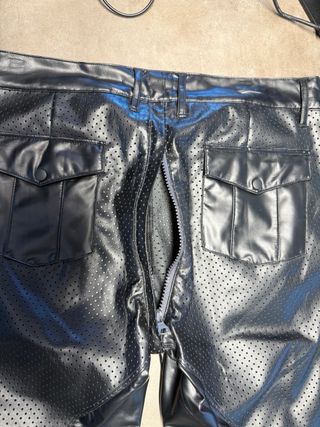 Pantalón efecto cuero perforado con cremallera