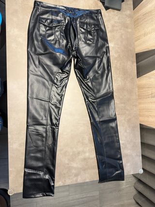 Pantalón efecto cuero perforado con cremallera
