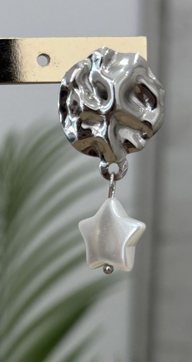 Pendientes plateados con detalle de estrella acero