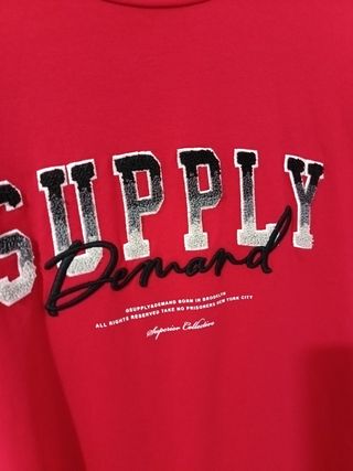 Camiseta Supply & Demand Roja