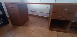 Escritorio de madera marrón