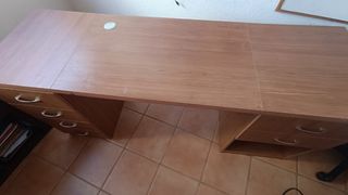 Escritorio de madera marrón
