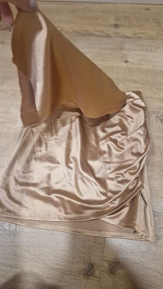 Falda dorada mujer