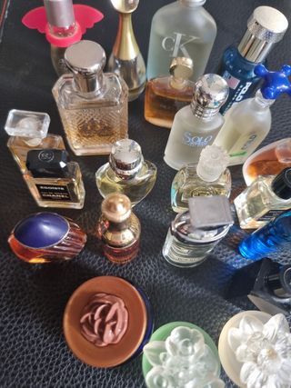  22 bottigliette di profumi Vintage.