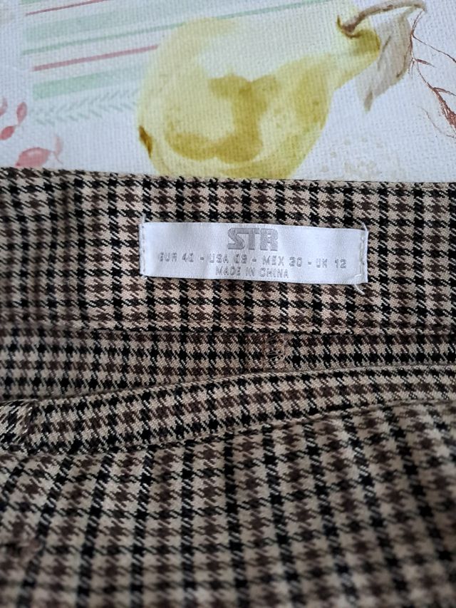 Falda corta cuadros beige y marrón.
De invierno.