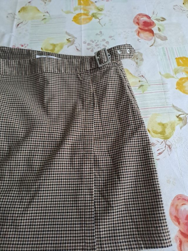 Falda corta cuadros beige y marrón.
De invierno.