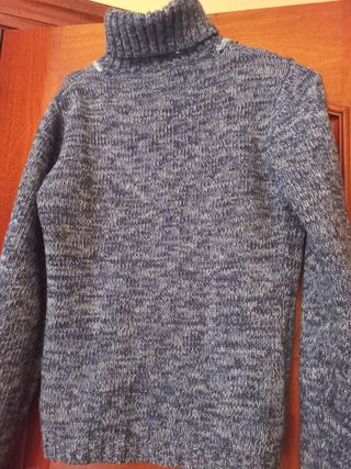 Jersey de punto con cuello alto y bordado floral