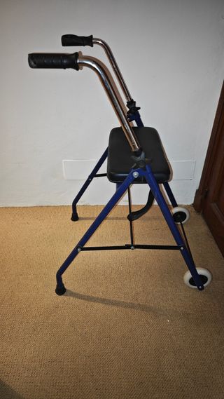 Andador caminador azul con asiento