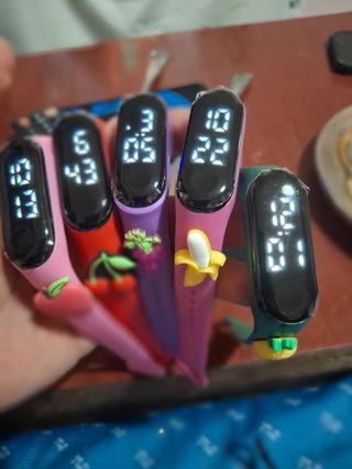 4 Relojes para niños con Adornos Frutas etc 