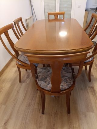 Mesa de comedor de madera con 6 sillas
