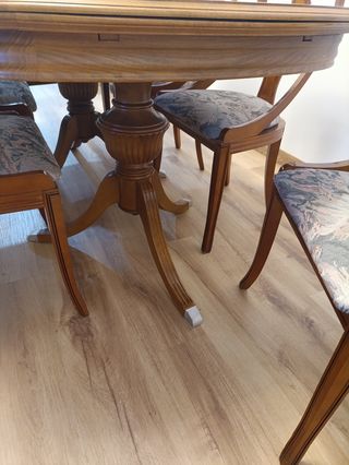 Mesa de comedor de madera con 6 sillas