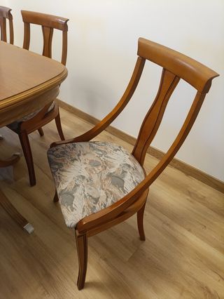 Mesa de comedor de madera con 6 sillas