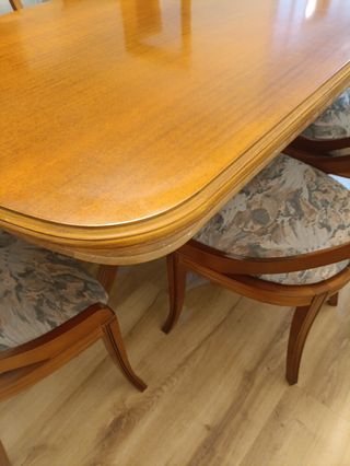 Mesa de comedor de madera con 6 sillas