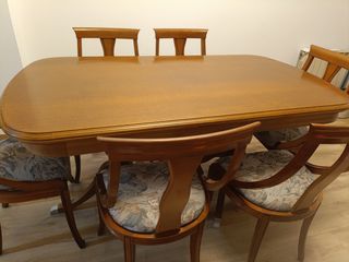 Mesa de comedor de madera con 6 sillas