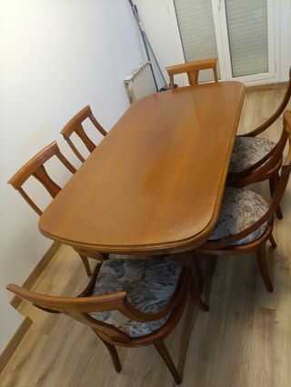 Mesa de comedor de madera con 6 sillas
