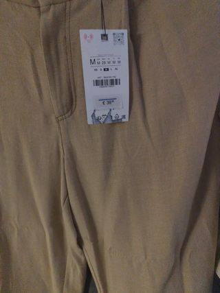 Pantalón Zara beige y top hueso