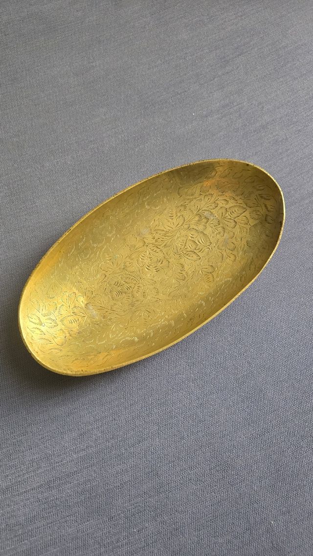 Bandeja labrada de latón antigua de 27 cm