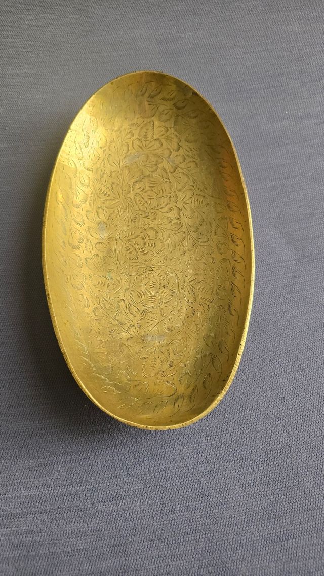 Bandeja labrada de latón antigua de 27 cm