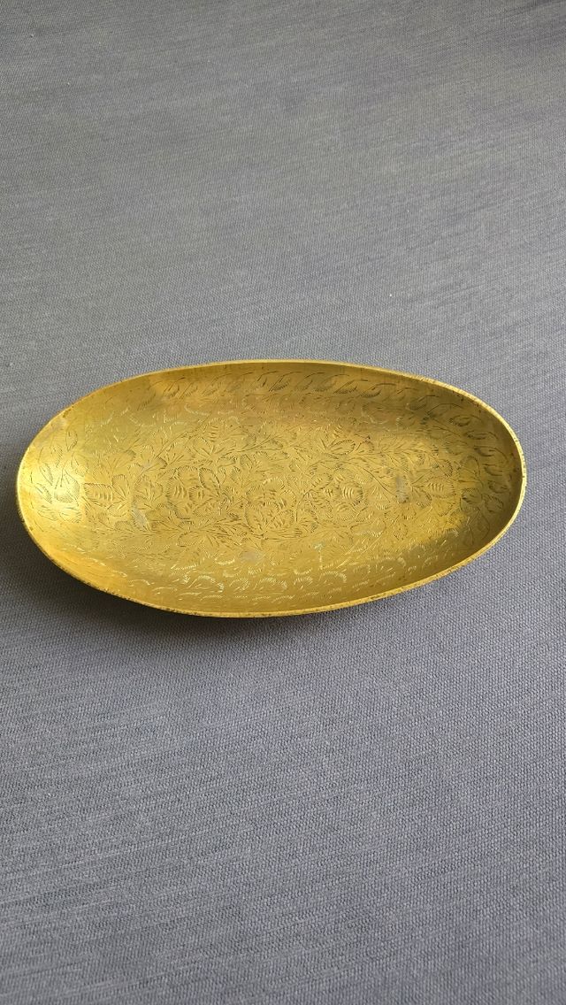 Bandeja labrada de latón antigua de 27 cm
