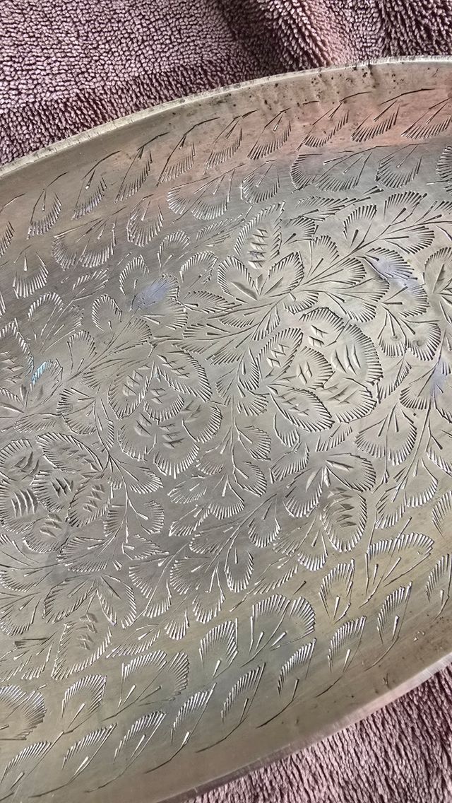 Bandeja labrada de latón antigua de 27 cm