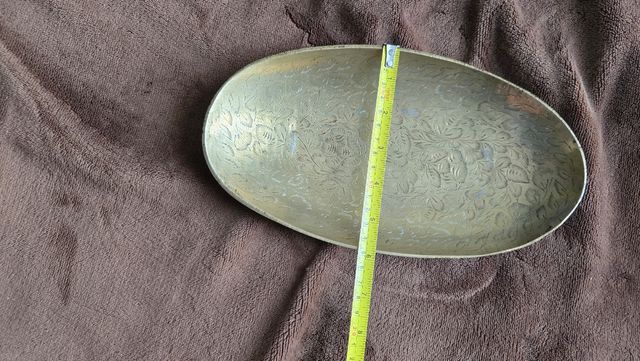 Bandeja labrada de latón antigua de 27 cm