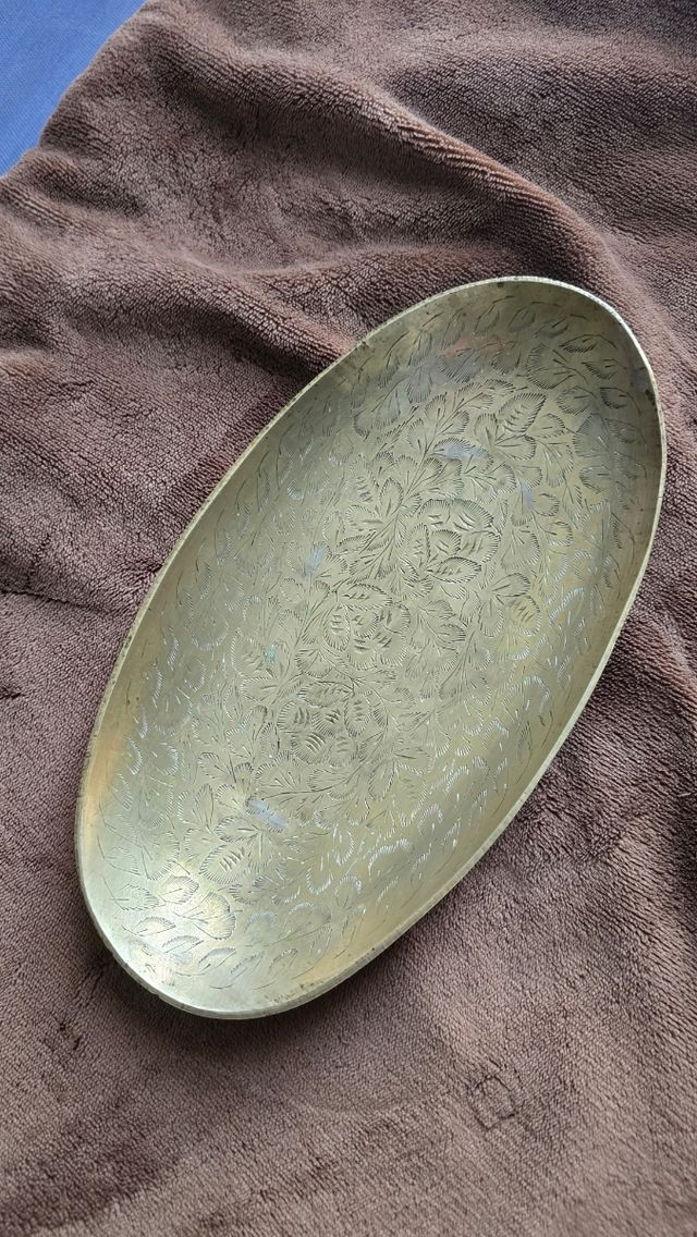 Bandeja labrada de latón antigua de 27 cm