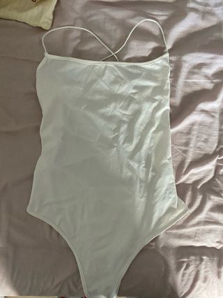 Body blanco y la espalda con tirantes cruzados