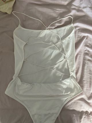 Body blanco y la espalda con tirantes cruzados