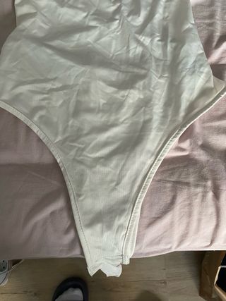 Body blanco y la espalda con tirantes cruzados