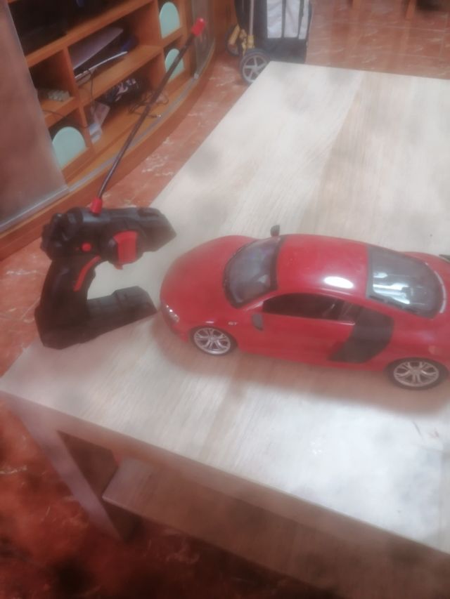 Coche teledirigido rojo