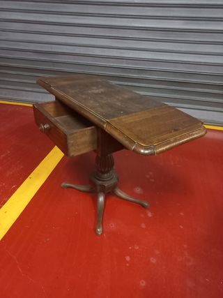 Mesa auxiliar de madera con cajón