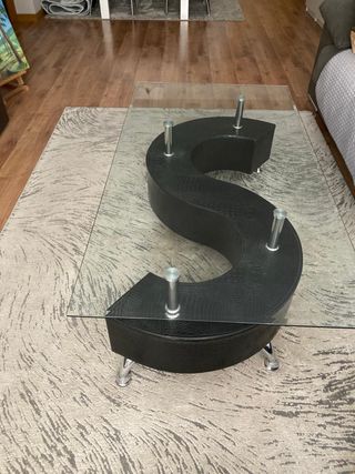 Mesilla de salón con diseño de S con dos taburetes