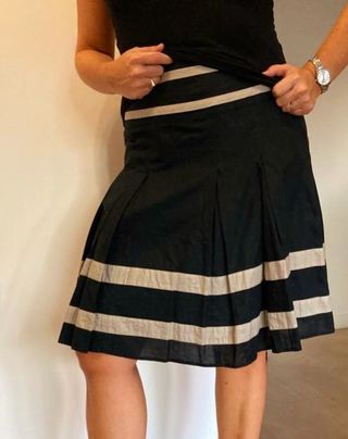 Falda plisada con rayas beige y negro
