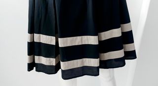 Falda plisada con rayas beige y negro