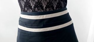 Falda plisada con rayas beige y negro