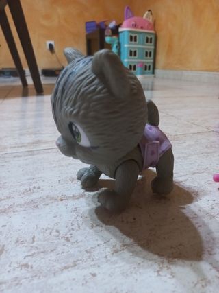 Muñeco gato gris con biberón.