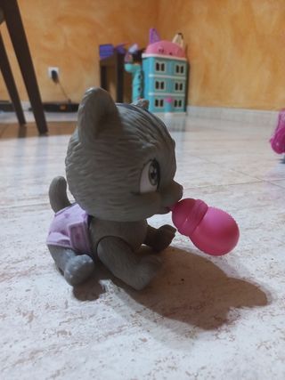 Muñeco gato gris con biberón.