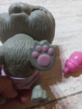 Muñeco gato gris con biberón.