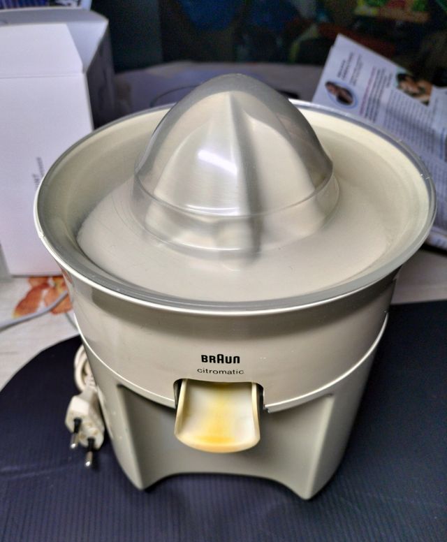 Exprimidor eléctrico BRAUN.