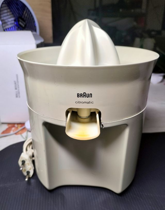 Exprimidor eléctrico BRAUN.